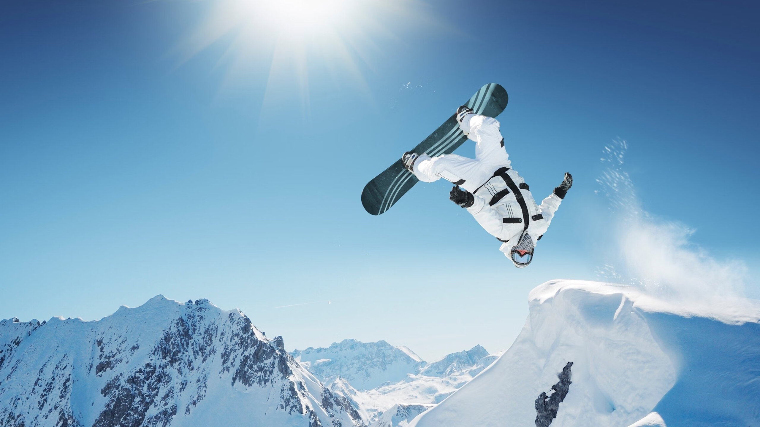 “足球场馆全面升级，确保未来赛事顺利举行”，足球展厅